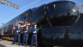 特急ラピート『スター・ウォーズ／フォースの覚醒』仕様の特別車お披露目！R2-D2たちが車内にも！