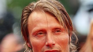 マッツ・ミケルセン50歳の誕生日パーティーが激しすぎる！卓球でジャンピングスマッシュ