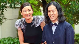 吉田羊、ピース又吉と腕組みレッドカーペットに照れ