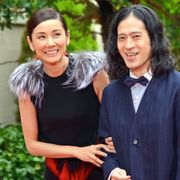 吉田羊、ピース又吉と腕組みレッドカーペットに照れ
