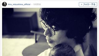 水嶋ヒロ、愛娘を抱いた写真を公開 すっかりパパの顔に