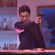 長谷川博己、ヤクザの若頭補佐役で拳銃を手に…『セーラー服と機関銃』新ビジュアル
