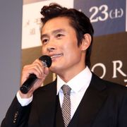 イ・ビョンホン、2年ぶりに来日!剣術の出来にスタッフがっかり?