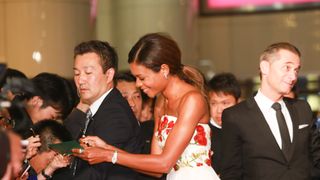 『007』マネーペニー役ナオミ・ハリス、初来日!ファン1,000人興奮
