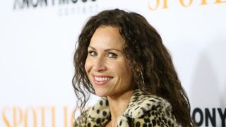 「死ね」「うせろ」と暴言 ミニー・ドライヴァー隣人に接近禁止令