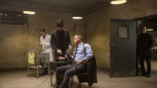 『007』ボンドとQがライフル越しに超接近！ドキドキ映像