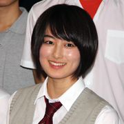高月彩良、制服姿で登場!座長と呼ばれ照れ笑い