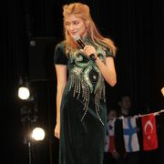 ローラ、チャイナドレスで魅了!恋の思い出も明かす