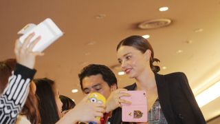 ミランダ・カーが来日!殺到する女性ファンに笑顔で対応