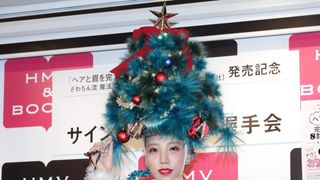 ざわちん、衝撃のクリスマスツリー姿で登場!