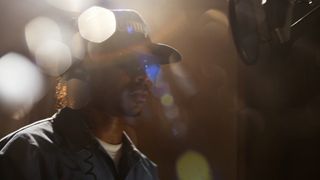 伝説のN.W.A.メンバーも音程を外す!ドクター・ドレーとイージー・Eの友情シーン