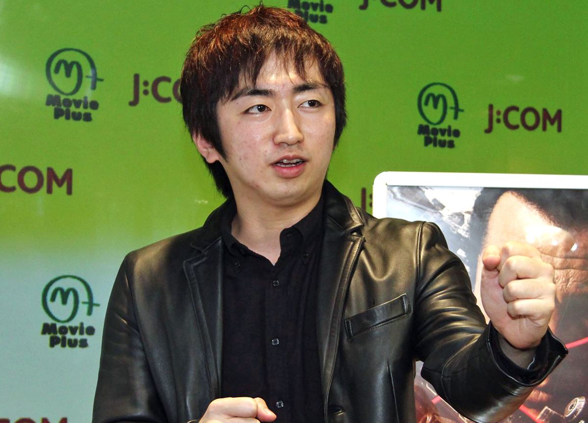 芥川賞作家・羽田圭介が自前のセガール風ファッション！「秋葉原の童貞」と自虐 シネマトゥデイ