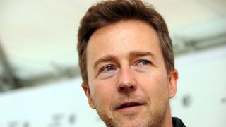 エドワード・ノートンが爆撃で妻と娘を失ったシリア人科学者のために寄付を調達!