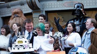 『スター・ウォーズ/フォースの覚醒』公開待ちの行列で『SW』ファンが挙式