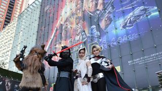 『スター・ウォーズ/フォースの覚醒』ついに今夜公開!劇場前にファン待機
