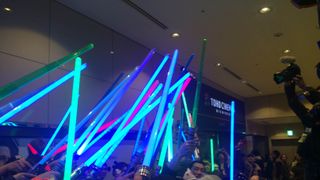 『スター・ウォーズ/フォースの覚醒』ついに全国一斉公開!カウントダウンと絶叫でファンが祝福!