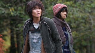 神木隆之介&門脇麦、薄汚れた旧人類に…ボロをまとう写真が公開