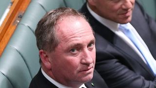 ジョニー・デップ夫妻を告発した豪農産大臣、表彰される