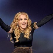 マドンナ 会場の利用時間を過ぎてマイクの電源を切られる? アカペラでのアンコールは演出?