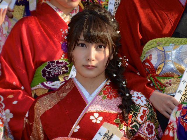 AKB48入山杏奈、艶やか赤い振り袖姿を披露！20歳をイモ焼酎で乾杯
