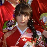AKB48入山杏奈、艶やか赤い振り袖姿を披露!20歳をイモ焼酎で乾杯