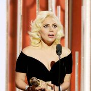 レディー・ガガ、ゴールデン・グローブ賞初受賞!感極まって涙ぐむ