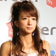 辻希美、娘との変顔を披露!鼻の穴に指を突っ込む大胆ショット