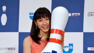 「下町ロケット」土屋太鳳、大胆なボウリング投球法で表彰！