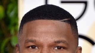 ジェイミー・フォックス、炎上した車から男性を救助