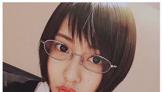 佐野ひなこ、ショートカットに眼鏡で大胆イメチェン！「大変身」「可愛い」の声続々