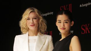 綾瀬はるか、オスカー女優ケイト・ブランシェットと再会しハグ