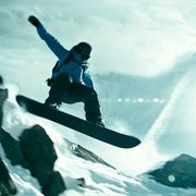 スノーボーダーが絶壁を時速100kmで滑走する超スゴ映像公開!
