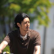 物憂げなオダジョー、煙草を燻らす松田翔太…『オーバー・フェンス』初映像