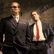 トム・ハーディ、一人二役で極悪双子ギャングを怪演!実録犯罪映画『レジェンド 狂気の美学』公開