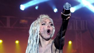 レディー・ガガ、第50回スーパーボウルで国歌斉唱