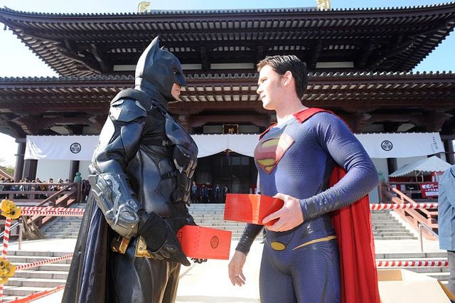 バットマンVSスーパーマン、増上寺で一触即発の豆まき！