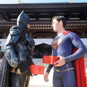 バットマンVSスーパーマン、増上寺で一触即発の豆まき!