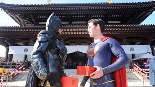 バットマンVSスーパーマン、増上寺で一触即発の豆まき!