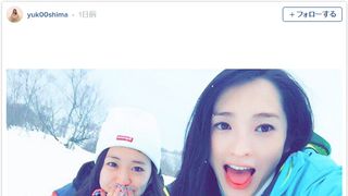 大島優子&佐藤かよ、天使なゲレンデツーショットに反響!「雪上の女神様」