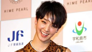 剛力彩芽、200万円の真珠アクセサリーを身に着けにっこり！