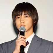 白石隼也25歳、高校生役は「ヒゲを隠すのが大変」
