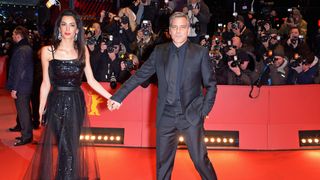 ベルリン映画祭開幕!ジョージ・クルーニーが美人妻と手つなぎ登場