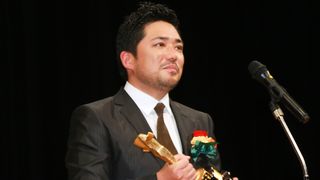 嵐の”ニノ”と固い握手!『恋人たち』で新人賞獲得の”シノ”が感涙スピーチ!