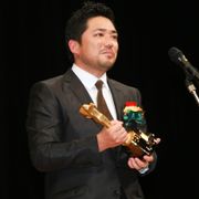 嵐の”ニノ”と固い握手!『恋人たち』で新人賞獲得の”シノ”が感涙スピーチ!