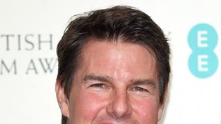 トム・クルーズの変わり果てた顔に整形疑惑まで浮上!