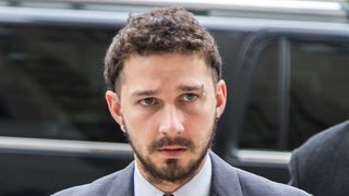 シャイア・ラブーフ、24時間エレベーターに乗り続けるアートパフォーマンス