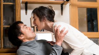 阿部寛、全力で迫る天海祐希を腹筋で受け止める！