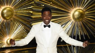 オスカー司会者、白人だらけ問題をネタに