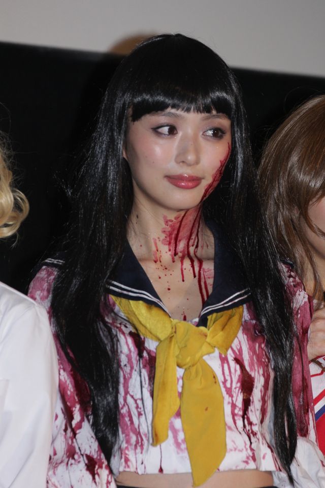 内田理央、血まみれミニスカセーラー服姿で舞台あいさつ登場も「やっぱりおかしい」