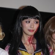 内田理央、血まみれミニスカセーラー服姿で舞台あいさつ登場も「やっぱりおかしい」